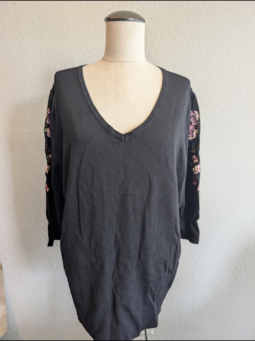 Roz & Ali Black V-Neck Sz 2XL Sweater with Pink Rose Sleeve Embroidery